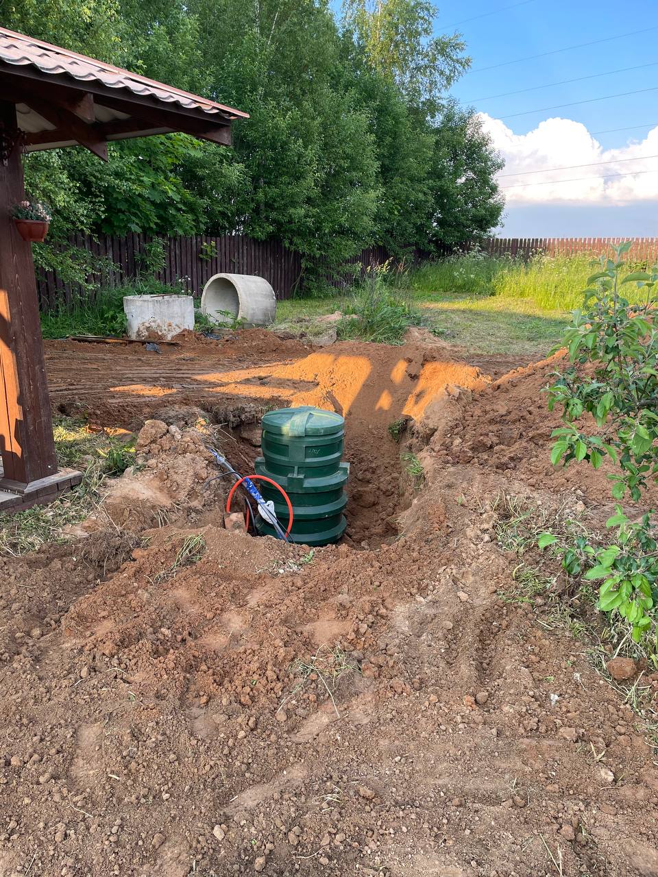 возле беседки раскопано..